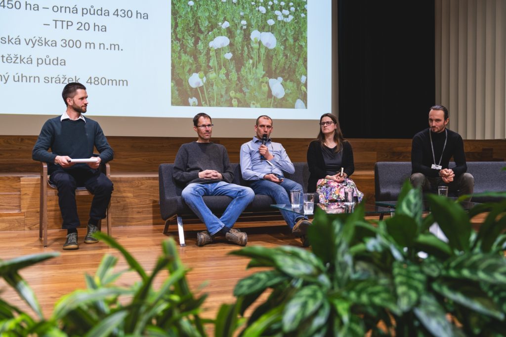 Na konferenci vystoupila řada zemědělců, kteří regenerativní zemědělství uplatňují