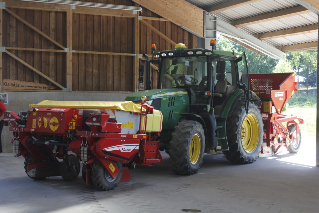 Při pěstování brambor využívají mechanizaci společnosti Grimme: čelně nesený kypřič a dávkovač hnojiva FA 200 a dvouřádkový řemenový sázecí stroj GB 215